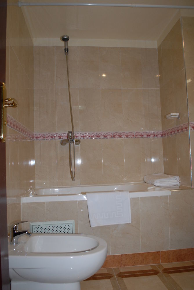 Les Ambassadeurs Hotel